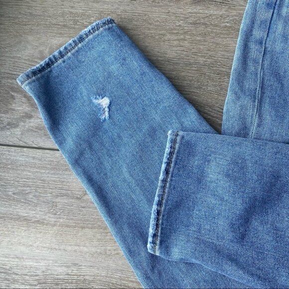 American Eagle Ripped High Rise Light Wash Mom Jean - Picture 14 of 16
